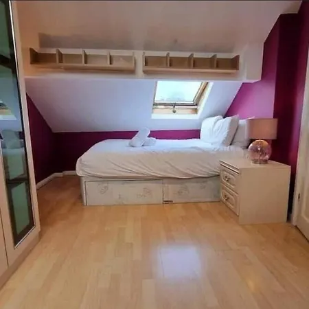 Near City Centre Sleeps 11, 4-Spacious Bed Rooms,2-Lounges 2-Toilets 1-Kitchen Ideal Familys&Groups-3